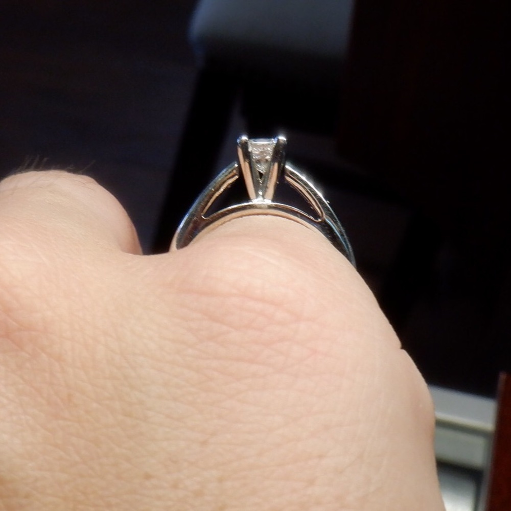 14k  white gold diamonds solitaire ring - Picture 5 of 5